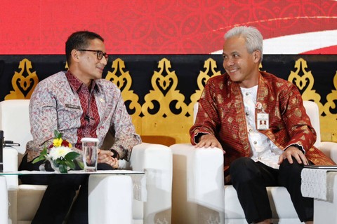Menparekraf Sandiaga Uno bersama Gubernur Jawa Tengah Ganjar Pranowo di Semarang, Kamis (27/4/2023). Foto: Pemprov Jateng