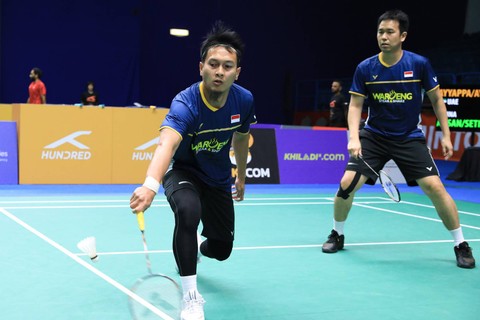 Mohammad Ahsan/Hendra Setiawan saat melawan Dev Ayyappan/Dhiren Ayyappan di babak 32 besar Kejuaraan Bulu Tangkis Asia 2023 di Sheikh Rashid Bin Hamdan Indoor Hall, Al Nasr Club, Dubai, Uni Emirat Arab, Rabu (26/4). Foto: Dok. PBSI