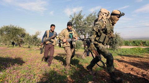 Pemberontak Suriah yang didukung Turki berkumpul di kota Jalamah di perbatasan Suriah-Turki pada 12 Maret 2018. Foto: Omar Haj Kadour/AFP