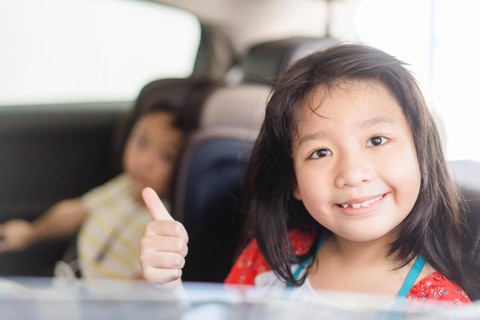 Ilustrasi anak menjadi penumpang mobil. Foto: MIA Studio/Shutterstock