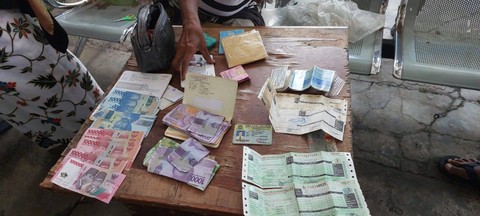 Pengemis di Bogor bawa uang jutaan rupiah dan cek miliaran rupiah. Foto: Dok. Istimewa