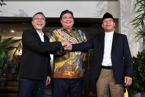 Ketum Golkar Airlangga Hartarto bersama Ketum PAN Zulkifli Hasan dan Plt Ketum PPP Mardiono usai melakukan silaturahmi Koalisi Indonesia Bersatu (KIB) di kediaman Airlangga Hartarto, di Jakarta, Kamis (27/4/2023). Foto: M Risyal Hidayat/ANTARA FOTO