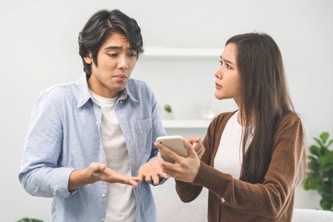 Ilustrasi pasangan selingkuh. Foto: Kmpzzz/Shutterstock