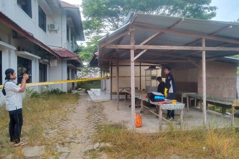 Polisi mengevakuasi sesosok mayat laki-laki yang ditemukan tewas dalam kondisi tergantung di kantin kantor Dinas Syariat Islam Aceh Timur. Foto: Dok. Istimewa