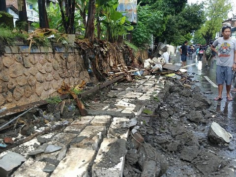 Tanggul Sungai di Darmo Surabaya Ambrol Imbas Hujan Lebat