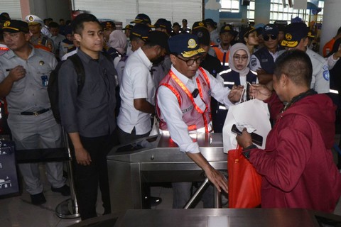 Menteri Perhubungan (Menhub) Budi Karya Sumadi (tengah) didampingi Dirut ASDP Ira Puspadewi (kedua kanan) menyapa penumpang saat melakukan peninjauan arus balik Lebaran di Pelabuhan Bakauheni, Lampung Selatan, Lampung, Jumat (28/4/2023).  Foto: ANTARA FOTO/Ardiansyah