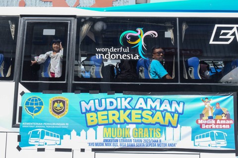 Sejumlah penumpang berada di dalam bus program mudik dan balik gratis Kementerian Perhubungan (Kemenhub) di Terminal Tirtonadi, Solo, Jawa Tengah, Jawa Tengah, Jumat (28/4/2023). Foto: ANTARAFOTO/Maulana Surya