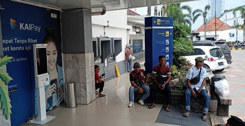 Beberapa penumpang saat masih berada di stasiun untuk melakukan pengembalian tiket atau refund. | Foto : Galih Prihantoro/ Lampung Geh