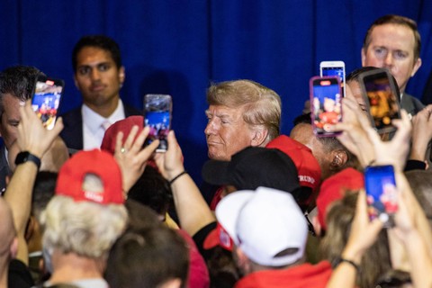 Mantan Presiden AS Donald Trump menyapa para pendukungnya saat acara kampanye di Manchester, New Hampshire, pada 27 April 2023. Foto: Joseph Prezioso/AFP