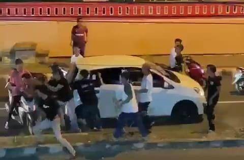 Seorang pria dikeroyok sekelompok remaja di depan SMP N 1 Kalianda, Lampung Selatan. | Foto: ist