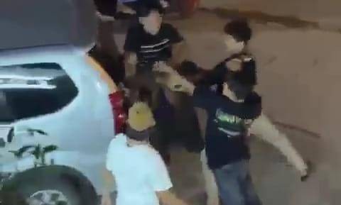 Seorang pria dikeroyok sekelompok remaja di depan SMP N 1 Kalianda, Lampung Selatan. | Foto: ist