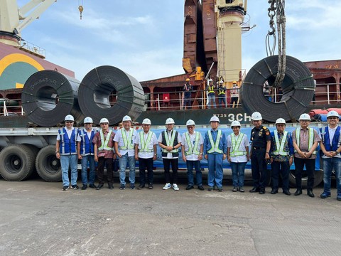 Menteri Perdagangan Zulkifli Hasan melepas ekspor baja produksi Krakatau Steel ke Italia. Foto: Julian/kumparan