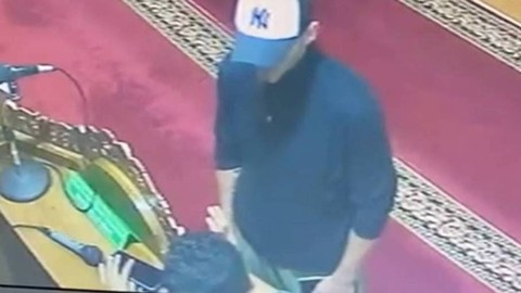 Tangkapan layar video WNA asal Australia saat ludahi imam masjid di Kota Bandung. Foto: Dok. Istimewa