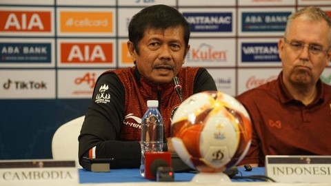 Indra Sjafri saat konferensi pers jelang laga Timnas U-22 Indonesia kontra Filipina di SEA Games 2023 Kamboja, Jumat (28/4). Foto: PSSI