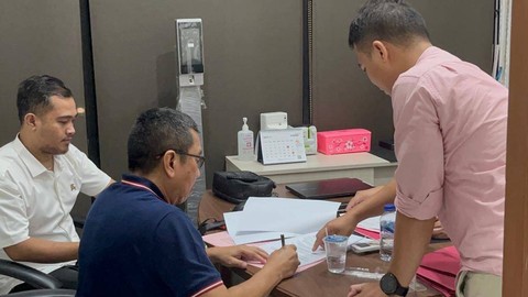 Direktur Utama PT Waskita Karya (Persero) Tbk, Destiawan Suwardjono, saat akan ditahan Kejaksaan Agung. Foto: Dok. Kejaksaan Agung