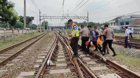 Petugas mengevakuasi AKBP Buddy Alfrits Towoliu, Kasat Narkoba Polres Metro Jakarta Timur tewas seusai tertabrak kereta api di Jalur Jatinegara, Jakarta Timur, di Jalur Jatinegara, Jakarta Timur, Sabtu (29/4/2023). Foto: Dok. Istimewa
