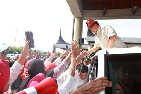 Ketua Umum Gerindra Prabowo Subianto disambut warga saat tiba di Sumatera Barat. Foto: Dok. Tim Media Prabowo Subianto