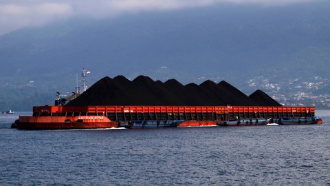 Kapal tongkang bermuatan batu bara melintasi perairan Tidore Kepulauan, Maluku Utara, Sabtu (29/4/2023). Foto: ANTARA FOTO/Andri Saputra