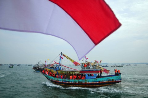 Warga mengikuti prosesi tradisi Pesta Lomban di perairan laut Jepara, Jepara, Jawa Tengah, Sabtu (29/4/2023). Foto: Yusuf Nugroho/ANTARA FOTO