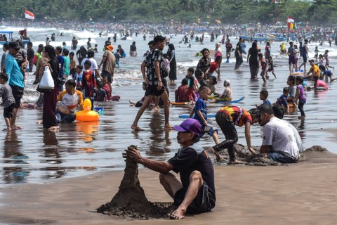 Pengunjung memadati pesisir pantai barat di Kabupaten Pangandaran, Jawa Barat, Sabtu (29/4/2023). Foto: Adeng Bustomi/ANTARA FOTO