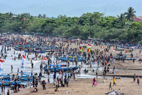 Pengunjung memadati pesisir pantai barat di Kabupaten Pangandaran, Jawa Barat.  Foto: Adeng Bustomi/ANTARA FOTO