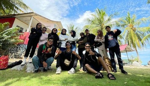 Pengunjung mengabadikan momen di objek wisata Pulau Temajo Mempawah. Foto: M. Zain/Hi!Pontianak
