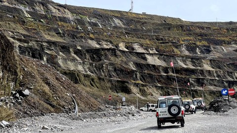 Deretan jip milik PT Freeport Indonesia melaju ke area eks tambang terbuka Grasberg. Foto: Wendiyanto Saputro/kumparan
