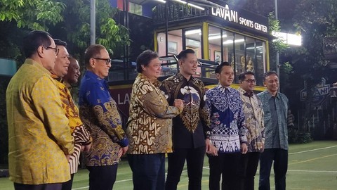 Ketum Golkar Airlangga Hartarto tiba di kediaman SBY, di Cikeas, Bogor, Jawa  Barat, Sabtu (29/4/2023). Foto: Jonathan Devin/kumparan