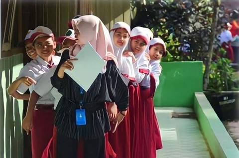 Ilustrasi gambar Guru dengan murid. Foto: Shutterstock