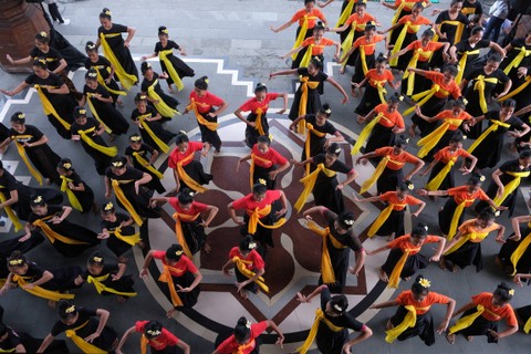 Ribuan pelajar menampilkan Tari Sekar Jempiring saat memperingati Hari Tari Sedunia dalam acara Naluriku Menari (NAME) di Denpasar, Bali, Sabtu (29/4/2023). Foto: Nyoman Hendra Wibowo/ANTARA FOTO