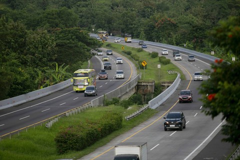 Sejumlah kendaraan melintasi Jalan Cipali, Palimanan, Cirebon, Jawa Barat, Sabtu (29/4/2023). Foto: Dedhez Anggara/ANTARA FOTO
