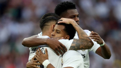 Pemain Real Madrid Rodrygo merayakan gol keempatnya bersama rekan setimnya saat pertandingan Liga Spanyol 2022/23 di Stadion Santiago Bernabeu, Madrid. Foto: Isabel Infantes/Reuters