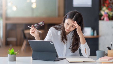 Ilustrasi terdistraksi notifikasi saat bekerja. Foto: Amnaj Khetsamtip/Shutterstock