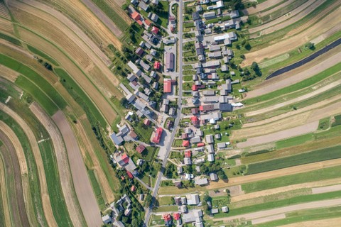Panorama uniknya Desa Suloszowa di Polandia. Foto: Olivier Uchmanski/Shutterstock