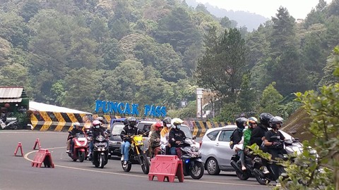 Kendaraan melintas di ruas Jalan Raya Puncak, Cipanas, Cianjur Jawa Barat, Minggu (30/4/2023). Foto: kumparan
