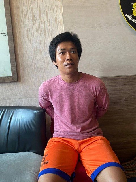 Seorang ayah bernama Muhammad Qodad Afalul (29) membunuh anaknya berinisial AZ (9) saat tertidur di kamar rumahnya di Desa Plampang, Menganti, Gresik. Foto: Polres Gresik 