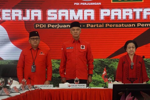 (kiri-kanan) Sekjen PDIP Hasto Kristiyanto, Capres PDIP Ganjar Pranowo dan Ketum PDIP Megawati Soekarnoputri di DPP PDIP, Minggu (30/4/2023). Foto: Iqbal Firdaus/kumparan