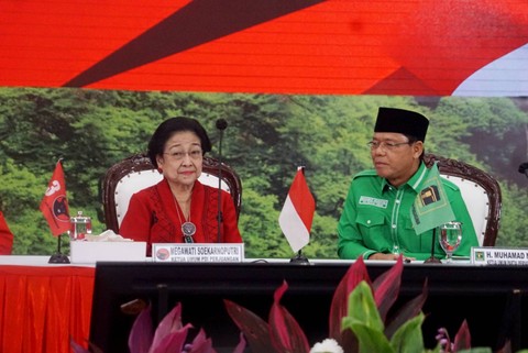 Ketum PDIP Megawati Soekarnoputi (kiri) dan Plt Ketum PPP Mardiono di DPP PDIP, Minggu (30/4/2023). Foto: Iqbal Firdaus/kumparan