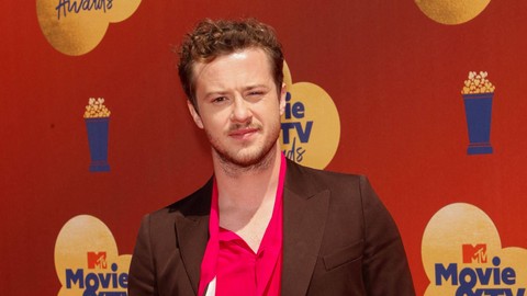 Joseph Quinn bintang Stranger Things tiba untuk MTV Movie and TV Awards di Barker Hangar di Santa Monica, California, 5 Juni 2022. Foto: Michael Tran/AFP