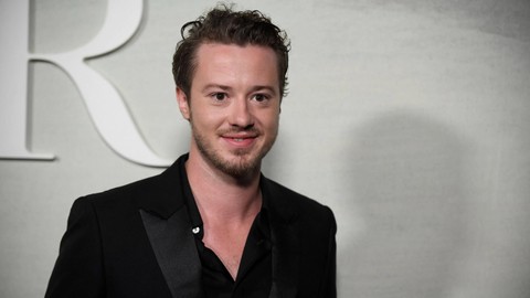 Aktor Inggris Joseph Quinn tiba untuk menghadiri peragaan busana Dior Spring-Summer 2023 sebagai bagian dari Paris Fashion Week, di Paris, pada 27 September 2022. Foto: Julien De Rosa/AFP