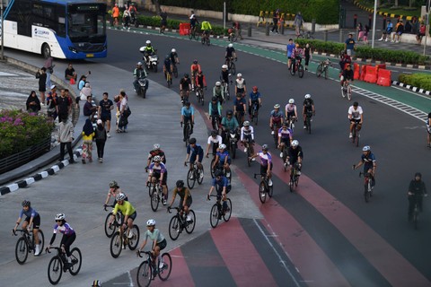 Warga dan sejumlah kendaraan bermotor melintas di Bundaran HI, Jakarta, Minggu (30/4/2023).  Foto: Sigid Kurniawan/ANTARA FOTO