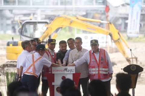 Menteri Perhubungan Budi Karya Sumadi bersama Pj Gubernur DKI Jakarta Heru Budi Hartono meresmikan dimulainya proses pembangunan (groundbreaking) perluasan Stasiun Tanah Abang di Jakarta, Minggu (30/4/2023). Foto: Akbar Nugroho Gumay/ANTARA FOTO
