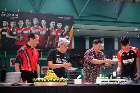 (kiri ke kanan) F.X. Supanji, Yan Haryadi Susanto, Ketua PB Djarum Yoppy Rosimin, dan atlet PB Djarum Richie Duta Ricardo dalam Seremonial pemotongan tumpeng pada perayaan hari ulang tahun PB Djarum ke-54 di GOR Djarum Kudus, Jumat (29/4). Foto: PB Djarum
