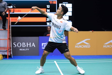 Anthony Ginting saat melawan Kanta Tsuneyama di Semifinal Kejuaraan Bulu Tangkis Asia 2023 di Sheikh Rashid Bin Hamdan Indoor Hall, Al Nasr Club, Dubai, Uni Emirat Arab, Sabtu (29/4). Foto: PBSI