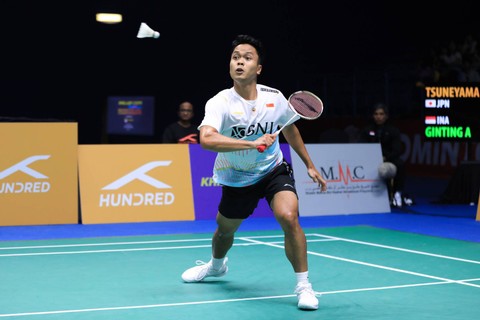 Anthony Ginting saat melawan Kanta Tsuneyama di Semifinal Kejuaraan Bulu Tangkis Asia 2023 di Sheikh Rashid Bin Hamdan Indoor Hall, Al Nasr Club, Dubai, Uni Emirat Arab, Sabtu (29/4). Foto: PBSI