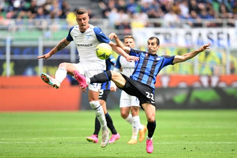 Pemain Inter Milan Henrikh Mkhitaryan berebut bola dengan pemain Lazio Sergej Milinkovic-Savic pada pertandingan lanjutan Liga Italia di Stadion San Siro, Milan, Italia, Minggu (30/4/2023). Foto: Daniele Mascolo/REUTERS