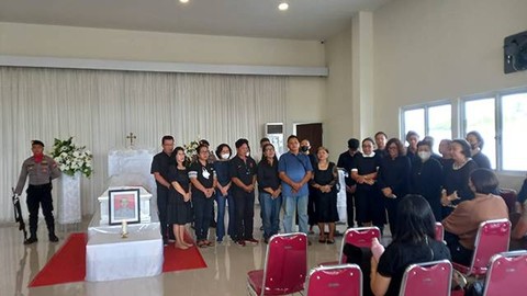 Ibadah penghiburan yang digelar keluarga AKBP Buddy Alfrits Towoliu saat jenazah berada di  tempat persemayaman Lux Etrena, Kabupaten Utara, Minggu (30/4).