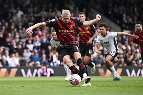 Pemain Manchester City Erling Haaland mencetak gol ke gawang Fulham pada pertandingan lanjutan Liga Inggris di Stadion Craven Cottage, London, Inggris, Minggu (30/4/2023).  Foto: Dylan Martinez/REUTERS