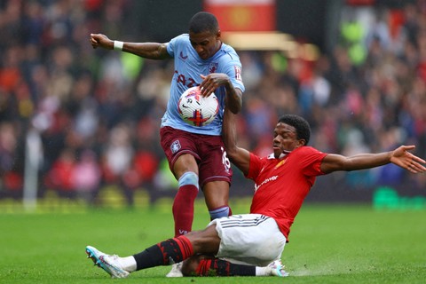 Pemain Manchester United Tyrell Malacia  berebut bola dengan pemain Aston Villa Ashley Young  pada pertandingan lanjutan Liga Inggris di Old Trafford, Manchester, Inggris, Minggu (30/4/2023).  Foto: Molly Darlington/REUTERS