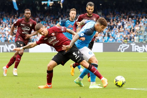Pemain Napoli Giovanni Di Lorenz bola berebut bola dengan pemain Salernitana Domagoj Bradaric pada pertandingan lanjutan Liga Italia di Stadio Diego Armando Maradona, Naples, Italia, Minggu (30/4/2023).  Foto: Ciro De Luca/REUTERS